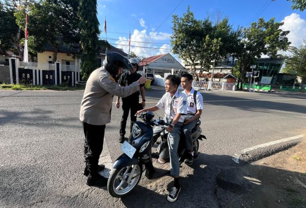 Polres Sinjai Gencarkan Edukasi Lalu Lintas, Sasar Pelajar Tak Gunakan Helm