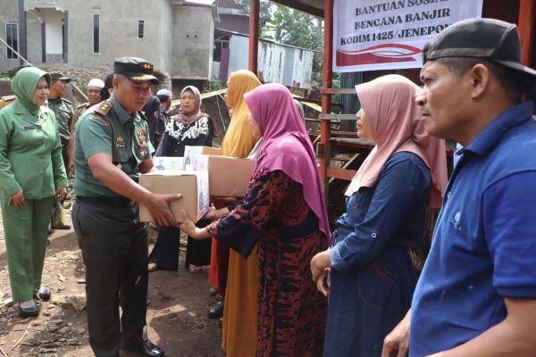 TNI Peduli, Dandim Jeneponto Serahkan Bantuan ke Korban Banjir dan Longsor Rumbia