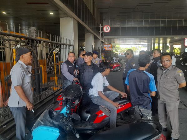 PD Parkir Makassar Turunkan Satgas, Tertibkan Parkir Liar di Bawah Terowongan Mal Ramayana