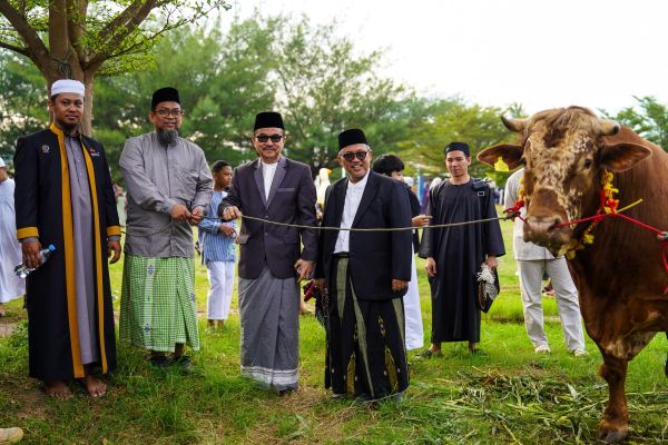 Masjid Kubah 99 Makassar Dipadati Jamaah, Sapi Kurban Presiden Disalurkan untuk Warga