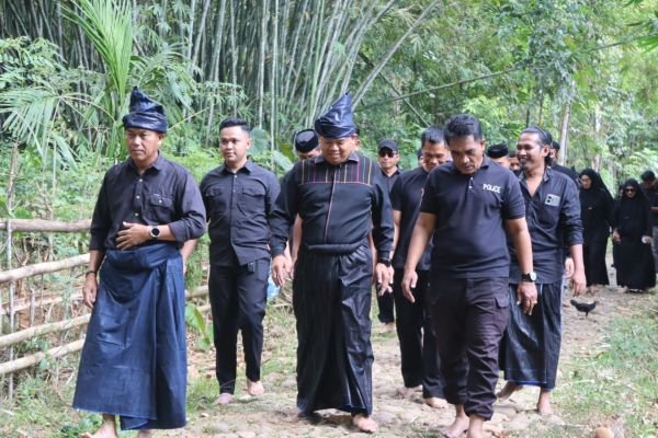 Kapolres Bulukumba Temui Ketua Adat Ammatoa, Perkuat Silaturahmi dengan Tokoh Adat
