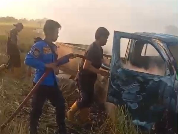 Mobil Pick Up Ludes Terbakar Saat Angkut Padi di Sawah Takalar