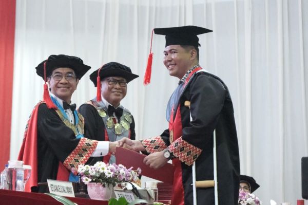 Agum Trianto, Wisudawan Difabel Cum Laude dari Unhas Bukukan IPK 3.98