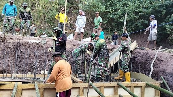 Kodim 1414/Tator Percepat Pembangunan Jembatan Beton di Dusun Karangan