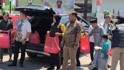 Polwan Satreskrim Polres Takalar Bagikan Ratusan Paket Makanan Lewat Jumat Berkah