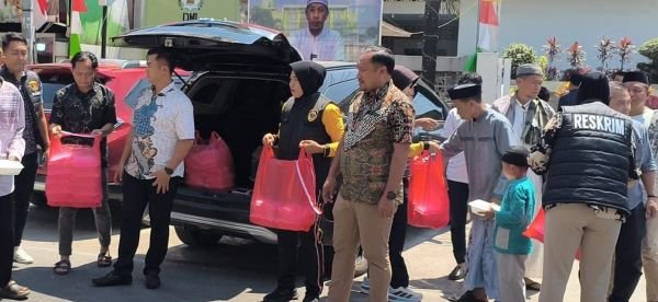 Polwan Satreskrim Polres Takalar Bagikan Ratusan Paket Makanan Lewat Jumat Berkah