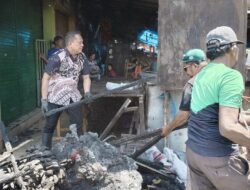 PD Pasar Mulai Bersihkan Puing di Pasar Pa’baeng-baeng Pasca Kebakaran