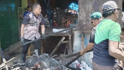 PD Pasar Mulai Bersihkan Puing di Pasar Pa'baeng-baeng Pasca Kebakaran