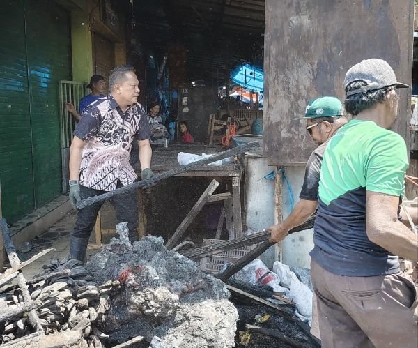 PD Pasar Mulai Bersihkan Puing di Pasar Pa'baeng-baeng Pasca Kebakaran