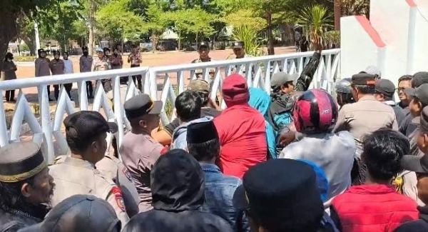 Ribuan Warga Geruduk Kantor Bupati Gowa, Desak Husniah Talenrang Mundur