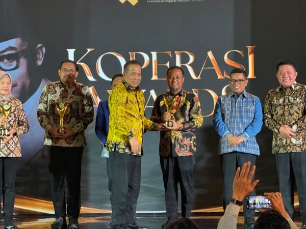 Koperasi Awards 2026, Gubernur Sulsel Terima Penghargaan Bakti Koperasi Nayaka Mahambara
