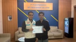 Hari Pelanggan Nasional, PLN UP3 Makassar Selatan Berikan Beasiswa Cahaya Pintar kepada Tiga Mahasiswa