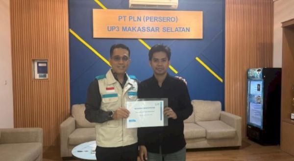 Hari Pelanggan Nasional, PLN UP3 Makassar Selatan Berikan Beasiswa Cahaya Pintar kepada Tiga Mahasiswa