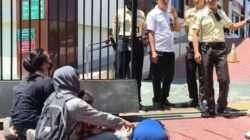 Minta Keadilan untuk Suami, IRT Bersujud di PN Sungguminasa