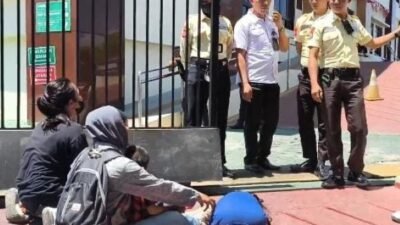 Minta Keadilan untuk Suami, IRT Bersujud di PN Sungguminasa