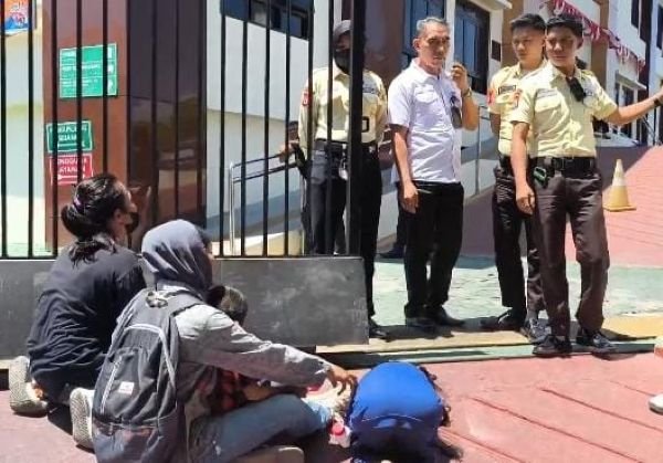Minta Keadilan untuk Suami, IRT Bersujud di PN Sungguminasa
