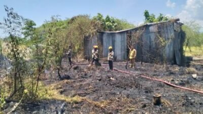 Kebakaran Lahan Dekat Permukiman Padat Penduduk di Mamuju, Api Hanguskan Satu Gudang