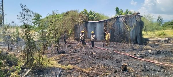Kebakaran Lahan Dekat Permukiman Padat Penduduk di Mamuju, Api Hanguskan Satu Gudang