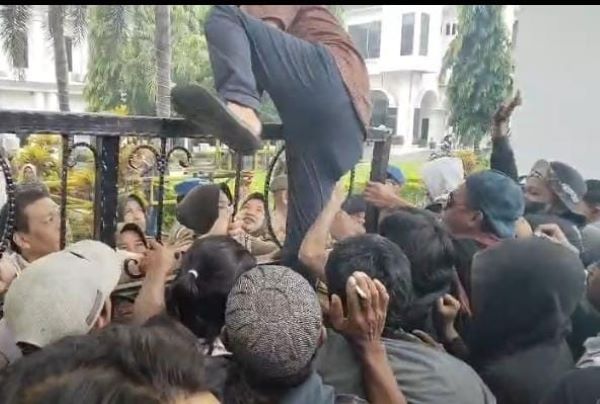 Kantor Bupati Takalar Digeruduk Massa Aksi Tolak Rencana Proyek Kawasan Industri