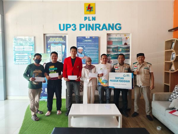 Menebar Berkah di Hari Jumat, YBM PLN UP3 Pinrang Salurkan Bantuan Pendidikan untuk Generasi Muda