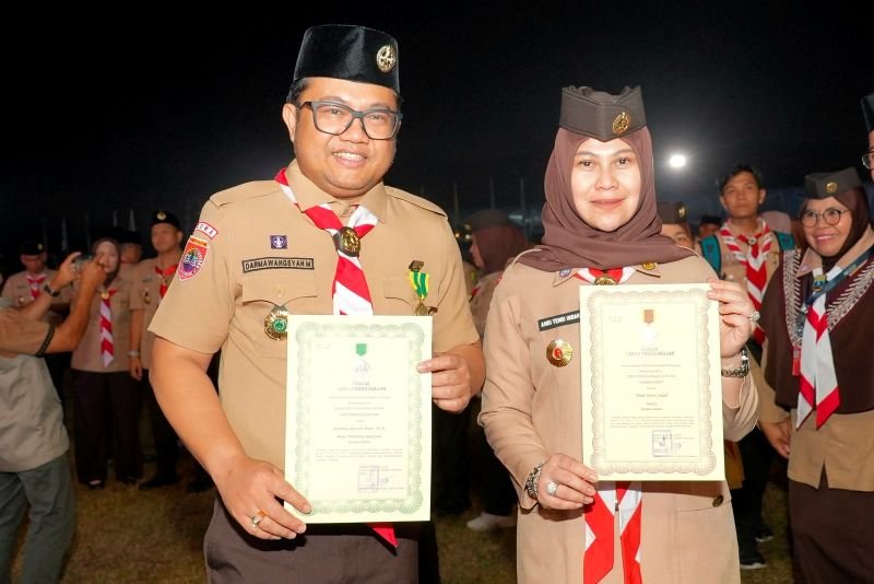 Wakil Bupati Gowa-Ketua TP PKK Terima Lencana Pramuka di Jambore Nasional