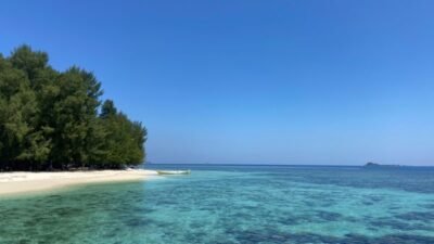 Keindahan Pulau Panambungan, Pasir Putih dan Laut Jernih Pikat Wisatawan