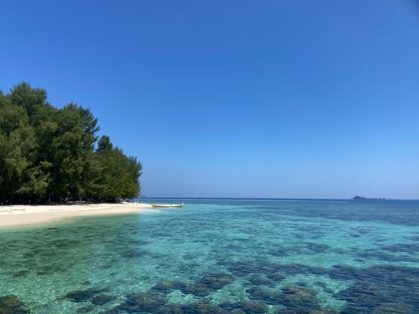 Keindahan Pulau Panambungan, Pasir Putih dan Laut Jernih Pikat Wisatawan