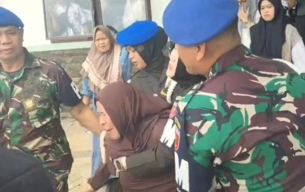Rekonstruksi Kasus Kematian Anggota TNI AD di Gowa Ricuh, Ibu Korban Histeris