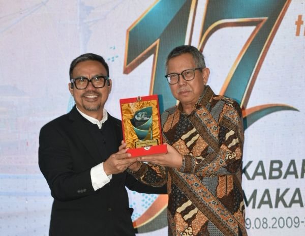 Prof Aidir Amin Daud Terima Lifetime Achievement di Usia 69 Tahun