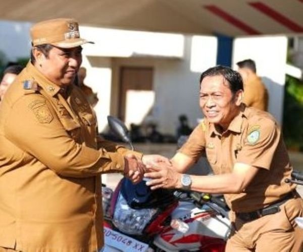 Bupati Maros Serahkan 20 Motor Semi Trail untuk Sekolah Terpencil