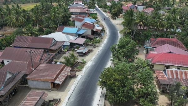 Andi Sudirman Tinjau Perbaikan Jalan Ujung Lamuru-Palattae, Warga Bone: 4 Tahun Kita Menderita Makan Debu