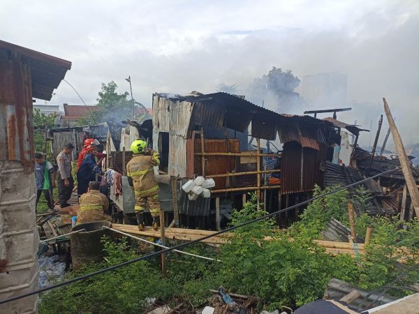 Korsleting Diduga Picu Kebakaran di Panakkukang, Delapan Rumah Rusak Berat