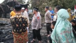 Tinjau Lokasi Kebakaran, Kapolres Jeneponto Salurkan Bantuan ke Korban