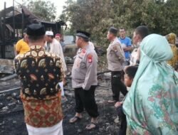 Tinjau Lokasi Kebakaran, Kapolres Jeneponto Salurkan Bantuan ke Korban