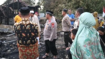 Tinjau Lokasi Kebakaran, Kapolres Jeneponto Salurkan Bantuan ke Korban