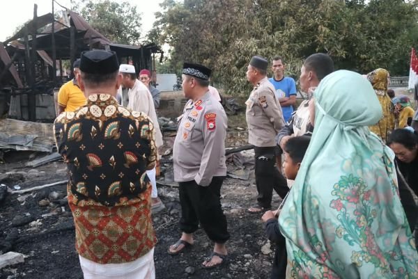 Tinjau Lokasi Kebakaran, Kapolres Jeneponto Salurkan Bantuan ke Korban
