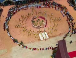 Ratusan Warga Toraja Bentuk Formasi Pa’bare Allo di Festival Tallulolona