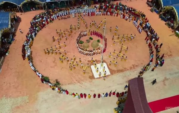 Ratusan Warga Toraja Bentuk Formasi Pa'bare Allo di Festival Tallulolona